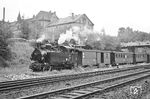 99 692 mit einem Personenzug nach Radeburg in Radebeul-Ost. Hinter der Lok hängt der Gepäckwagen 974-369, gebaut 1930 in Bautzen, damals Bestandteil des LHB-Verbundes. Die Rbd Dresden musterte den Wagen 1974 in Radebeul zunächst aus, er blieb aber abgestellt erhalten. Als Ende der 1980er ein Bedarf an Gepäckwagen entstand, überführte ihn die DR nach Perleberg, wo ihn die dortige Werkabteilung des Raw Wittenberge 1988 modernisierte. Danach kehrte er in den Betriebsbestand der Rbd Dresden zurück. Im Dezember 1993 gab ihn die DR an die Döllnitzbahn GmbH ab. Der Wagen befindet sich noch heute in Mügeln. Im Vordergrund verlaufen die Normalspurgleise der Strecke Dresden - Coswig(Sachs). (24.06.1966) <i>Foto: Will A. Reed</i>