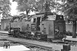 99 238 ist eine der Neubauloks von LKM Babelsberg aus dem Jahre 1956. Sie war die erste Maschine des zweiten Bauloses, die aus dem vorderen Laufradsatz und dem ersten und zweiten Kuppelradsatz ein dreiachsiges Schwartzkopff-Eckhardt-Lenkgestell erhielt. Die Loks der ersten Bauserie (99 231 bis 99 237) waren ursprünglich mit zwei jeweils aus dem Laufradsatz am jeweiligen Lokomotivende und dem benachbarten Kuppelradsatz gebildeten Krauss-Helmholtz-Lenkgestellen ausgerüstet, die sich aber wegen Problemen beim Bogenlauf nicht bewährten. (28.06.1966) <i>Foto: Will A. Reed</i>