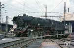 44 029 (Bw Eisenach) wendet im Bw Bebra. Die Lok besitzt höher angebrachte Windleitbleche, um die bessere Erreichbarkeit der vorne liegenden Pumpen zu gewährleisten. (21.08.1964) <i>Foto: Gerhard Greß</i>