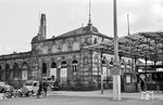 Vom einst stattlichen Empfangsgebäude in Landau/Pfalz Hbf blieben nach Ende des Zweiten Weltkriegs nur die Außenmauern stehen. Die Reste nahmen einige Jahre noch provisorisch die Betriebsfunktionen wie Bahnhofsverwaltung, Fahrkartenausgabe oder Gepäckabfertigung auf. Erst 1962 wurde es durch einen Neubau ersetzt. Ebenfalls noch Jahre nach dem Krieg existierte von der Bahnsteigüberdachung lediglich das Gerüst, das notdürftig abgedeckt wurde. (1950) <i>Foto: BD Mainz, Slg. W. Löckel</i>