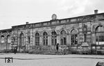 Der ehemalige Haupteingangsbereich des Landauer Hauptbahnhofs. Von dem zweigeschossigen Prachtbau aus klassizistischer Zeit ist nur noch das Erdgeschoss übrig geblieben. Das neueste Objekt ist die Uhr, die es in dem ehemaligen Gebäudekomplex nicht gab. Dass die Pfalz nach dem Krieg unter französischer Besatzung stand, zeigt das Hinweischild "D.T.M.V.F" (Direction des Transports Militaire par Voie Ferrée), die Eisenbahnverwaltung des französischen Militärs in Deutschland. Diese organisierte die französischen Militärzüge in der Besatzungszone, aber auch nach Berlin. (1950) <i>Foto: BD Mainz, Slg. W. Löckel</i>