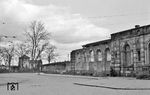 Den linken Teil des Landauer Empfangsgebäudes hatte es noch schlimmer erwischt. Das Karree, das das Empfangsgebäude auf beiden Seiten einrahmte (vgl. Bild-Nr. 67614) wurde komplett zerstört, ebenso die nachfolgende Güterabfertigung, die durch ein Holzprovisorium ersetzt wurde.  (1950) <i>Foto: BD Mainz, Slg. W. Löckel</i>