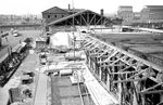 Schon vor dem Zweiten Weltkrieg war geplant, den Kopfbahnhof in Ludwigshafen durch einen Durchgangsbahnhof zu ersetzen. Im Hinblick darauf wurde in die Anlage kaum noch investiert. Als dann der Krieg das Projekt zunächst scheitern ließ, kamen die Luftangriffe auch auf die Ludwigshafener Bahnanlagen hinzu, die erhebliche Zerstörungen anrichteten. Der Gesamtschaden wurde 1953 auf 20 Millionen DM beziffert. Weil die entsprechenden Mittel fehlten, wurde der alte Ludwigshafener Bahnhof notdürftig wieder instandgesetzt. Dazu wurden die beiden Verwaltungsgebäude, die nördlich und südlich des Empfangsgebäudes gestanden hatten, in vereinfachter Form wieder aufgebaut und später mit einem modernen, in den Formen der Nachkriegsarchitektur gehaltenen Flügel verbunden. (1950) <i>Foto: BD Mainz, Slg. W. Löckel</i>