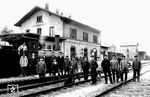 Der Bahnhof Lambrecht zur Pfalzbahnzeit mit seinem ursprünglichen Empfangsgebäude. Es war ein Sandsteingebäude mit zwei Geschossen und entsprach vom Baustil her den üblichen Bahnbauten in der Pfalz in der zweiten Hälfte des 19. Jahrhunderts. Seine Längsachse verlief parallel zu den Gleisen. Entlang der Giebel- und der Längswände existierten an jeder Seite pro Stockwerk jeweils drei Fenster. Die Türen sowie die Fenster besaßen Rahmen aus Sandstein. Im Erdgeschoss befanden sich die Diensträume, der Fahrkartenverkauf, ein Zimmer für den Fahrdienstleiter, Büros, Wartesäle sowie die Expressgut- und Gepäckabfertigung. Letztere wurde 1900 in einen eigens errichteten einstöckigen Anbau verlegt. Im oberen Stockwerk waren die Wohnungen der Bahnbeamten und vor allem des Vorstands des Bahnhofs untergebracht. In Bezug auf seine Größe war es dem hohen Verkehrsaufkommen nur bedingt gewachsen, so dass 1900 ein Anbau für die Abfertigung von Gepäck und Expressgut eröffnet wurde. 1907 erhielt die Güterabfertigung einen Anbau mit drei Stockwerken. Im März 1945 fiel es einer Brandstiftung zum Opfer.  (1905) <i>Foto: RBD Mainz, Slg. W. Löckel</i>