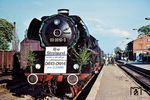 Allein im Mai 1980 legte 03 0010 an 30 Einsatztagen 15240 Kilometer zurück. Auch wenn das Feuer bei der Reichsbahn erst acht Jahre später ausgehen sollte, hat keine deutsche Dampflok mehr eine so hohe monatliche Laufleistung erreicht wie 03 0010 im Mai 1980. Die letzten 500 km vor dem D 813/D 914 zwischen Stralsund und Berlin-Lichtenberg fuhr sie am letzten planmäßigen Einsatztag festlich geschmückt. Die Aufnahme entstand im Bahnhof Greifswald. (31.05.1980) <i>Foto: Dr. Uwe Knoblauch</i>