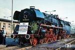 03 0010 vor dem letzten planmäßig von einer Stralsunder Dampflok beförderten Schnellzug. Der D 914 von Dresden über Berlin nach Stralsund erreichte an diesem Nachmittag mit einer Verspätung von 35 Minuten den Bahnhof Berlin-Lichtenberg. Dort übernahm 03 0010 den 11 Wagenzug mit einem Bruttogewicht von 484 t und startete mit 33 minütiger Verspätung. Die Männer auf dem Führerstand wollten offenbar noch einmal zeigen, wozu die 03.10 in der Lage ist und so wurde die finale Fahrt zu einer grandiosen Aufholjagd gegen den Fahrplan. Am Bw Stralsund erwartete die gesamte Belegschaft den letzten Planzug. Exakt um 19.59 Uhr kam der D 914 in Stralsund zum Stehen - und hatte damit die Verspätung um 13 Minuten verringert! (31.05.1980) <i>Foto: Dr. Uwe Knoblauch</i>