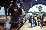 Am Maifeiertag 1980 ist 01 0505 mit dem E 800 aus Saalfeld in Leipzig Hbf eingetroffen. (01.05.1980) <i>Foto: Dr. Uwe Knoblauch</i>
