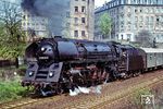 01 0505 beschleunigt den P 3025 nach Saalfeld aus dem Haltepunkt Leipzig-Möckern vor dem morbiden Charme der Wohnhäuser an der Kirschbergstraße, die heute größtenteils verschwunden sind.  (01.05.1980) <i>Foto: Dr. Uwe Knoblauch</i>