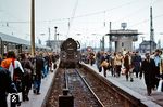 Berufsverkehr in Leipzig Hbf. 01 0508 ist mit P 7337 aus Halle/S eingetroffen. (30.04.1980) <i>Foto: Dr. Uwe Knoblauch</i>