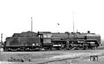 Mit Wagnerblechen war 03 1058 von der Seite kaum von ihren zweizylindrigen Schwestern zu unterscheiden, aufgenommen im Bw Stralsund. Ihren Rekokessel erhielt sie am 18.09.1959. (1956) <i>Foto: Georg Otte</i>