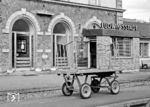 Der Bahnhof Ludwigsstadt auf der Frankenwaldbahn wurde 1945 zum unfreiwilligen Grenzbahnhof zur DDR. Mit Auflassung des Haltepunktes Falkenstein im Jahr 1965, unmittelbar an der Grenze gelegen, endeten alle Züge in Ludwigsstadt. Lediglich die wenigen Transitzüge im Verkehr mit Berlin fuhren hier weiter und hatten hier einen kurzen Halt zur Zollkontrolle. Erst nach 1972 wurde zusätzlich ein kleiner Grenzverkehr nach Saalfeld eingerichtet. Früher zweigte hier zudem die, am 1. Dezember 1885 eröffnete, knapp 8 Kilometer lange Bahnstrecke nach Lehesten ("Schieferbahn") ab, die mit der Deutschen Teilung unterbrochen und 1971 stillgelegt wurde. In dem kleinen Anbau am Bahnhofsgebäude befand sich ein SpDrS 60-Stellwerk, das vom 5.11.1968 bis 12.08.2012 den Betrieb zwischen Steinbach und Probstzella regelte.  (04.1983) <i>Foto: Karsten Risch</i>