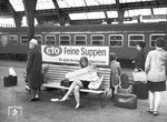 Bahnsteigszene in Hagen Hbf. (03.05.1972) <i>Foto: BD Wuppertal (Säuberlich)</i>