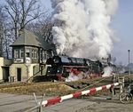 Anlässlich der Filmaufnahmen zum Video "01 519 - Eine Dampflok entsteht" kam es durch einen glücklichen Umstand zu einer Doppelbespannung von 01 519 mit der Saalfelder Traditionslok 01 531, die hier den Sonderzug aus Plaue beschleunigen. (28.02.1991) <i>Foto: Joachim Schmidt</i>