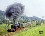 In altem Glanz absolvierte 01 2118 eine ihrer letzten Fahrten bei der DR. Am 5. September 1981 beförderte sie einen Sonderzug von Arnstadt nach Saalfeld und zurück, hier bei Watzdorf nahe Bad Blankenburg. Zwei Monate später bekam sie die Ausreise in den Westen und wurde als Devisenbeschaffer verkauft. Bei der Historischen Eisenbahn Frankfurt war sie dann noch 38 Jahre im Einsatz, am 4. August 2019 trat sie ihre letzte Reise in das private Museum des Eigentümers an.  (05.09.1981) <i>Foto: Joachim Schmidt</i>