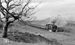 01 2016 vor dem D 371 "Pannonia-Express" bei Großenhain, der damals einer der längsten Zugläufe in Mitteleuropa mit einer Wegstrecke von ca. 2.400 km zwischen Berlin und Sofia war. (03.1977) <i>Foto: Burkhard Wollny</i>