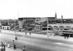 Der Dortmunder Hauptbahnhof war einer der größten Bahnhöfe auf dem Gebiet der damaligen Deutschen Reichsbahn. Am 6. Oktober 1944 wurde er bei einem alliierten Bombenangriff fast vollständig zerstört. Der Fotograf datierte seine Aufnahme auf das Jahr 1948, aufgrund der abgebildeten Fahrzeuge (Opel Olympia, Hanomag L2) scheint das Bild aber eher in die Zeit nach 1950 zu passen. Erwähnenswert ist auch noch der links am Kopfbahnsteig (Gleis 5?) stehende, selten fotografierte BC4i-33g-Wagen des ehemaligen Rhein-Ruhr-Schnellverkehrs der sog. „englischen Bauart“. (1950) <i>Foto: Willi Marotz</i>