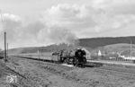 Kurz nach dem D 1098 (Bebra an 13.44 Uhr) erscheint der D 199 nach Frankfurt/Oder mit 01 0526 auf der Bildfläche. Der Zug sollte Bebra planmäßig um 13.55 Uhr verlassen, mit den 13 Wagen hatte die 01.5 in Ronshausen auch gut zu tun. (27.04.1973) <i>Foto: Klaus D. Holzborn</i>