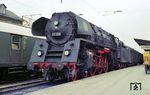01 526 wartet in Bebra auf die Rückfahrt nach Erfurt. Am Windleitblech wird etwas ausgeblichen für die Leipziger Frühjahrsmesse geworben. (21.03.1965) <i>Foto: Klaus D. Holzborn</i>
