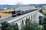 Durchaus eine Sensation war der Besuch der 02 0201 (18 201) aus Halle bei den 150-Jahrfeiern in Nürnberg. Allerdings konnte sich die DB nicht durchringen, die Reichsbahnlok eigenständig unter Dampf auf ihren Gleisen fahren zu lassen. Schon die Überführung nach Nürnberg war von kleinen Schikanen begleitet (vgl. auch Bild-Nrn. 55601 - 55609). Am 21. August 1985 verließ die Schnellfahrlok wieder Nürnberg und durfte dann auf den letzten 8 Kilometern von Hof bis Feilitzsch den Sonderzug D 19765 über das Saaleviadukt alleine befördern. Dieser Streckenabschnitt wurde früher von der Baureihe 22 des Bw Reichenbach bedient. (21.08.1985) <i>Foto: Klaus D. Holzborn</i>
