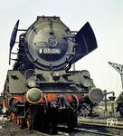 03 096 in ihrer Heimat-Dienststelle Bw Berlin Ostbahnhof. Bei der seltsamen Haube auf der Mitte der Schürze soll es sich um eine Infrarotkamera handeln, die der Lok für ihre Einsätze vor Regierungszügen montiert wurde. Daneben besaß 03 096 auch noch eine zweite, rechts auf der Rauchkammer angeordnete Lichtmaschine sowie Lagerausgüsse aus Weißmetall WM 80, während den "normalen" Loks nur WM 10 zur Verfügung stand. (06.05.1967) <i>Foto: Klaus D. Holzborn</i>