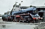 Die Rekolok 22 015 hatte eine bewegte Vergangenheit hinter sich: Am 10.08.1924 als 39 082 beim Bw Hamm-P in Dienst gestellt, blieb sie nach 1945 in der RBD Stettin in Pommern stehen. Die PKP ordnete sie als Pt 1-7 ein und gab sie im Dezember 1955 mit acht weiteren P 10 an die Reichsbahn der DDR zurück. Dort konnte vermeintlich ihre ehemalige Nummer nicht ermittelt werden, deshalb wurde sie als 39 261 einsortiert und dem Bw Karl-Marx-Stadt (Chemnitz) übergeben. Im November 1958 wurde sie in 22 015 umgebaut und dem Bw Dresden-Altstadt zugeteilt. Von Januar 1964 bis zu ihrer Ausmusterung am 15.11.1968 gehörte sie zum Bestand des Bw Gera, wo auch diese Aufnahme entstand. (14.08.1967) <i>Foto: Klaus D. Holzborn</i>