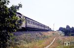 Ein Personenzug mit betagtem Wagenpark und einer P 8 am Einfahrsignal von Ahrensfelde, nordöstlich von Berlin. (28.08.1968) <i>Foto: Klaus D. Holzborn</i>
