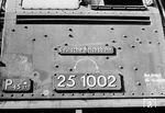 Führerhaus-Anschrift der 25 1002, die ursprünglich 1955 als 25 001 in Dienst gestellte DR-Neubaulok (vgl. Bild-Nr. 46110), in Arnstadt Hbf. Das Gattungsschild hat folgende Bedeutung: P = Personenzuglokomotive, 45 = Achsfolge (vierfach gekuppelt, mit Laufachse - 1'D), 17 = Achslast (t). Das Dreieck über der Achslast kennzeichnet die Überschreitung des Lichtraumprofils.  (22.04.1963) <i>Foto: Gerhard Illner</i>