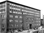 Das Dienstgebäude der Direktion Essen am Bismarckplatz südwestlich des Essener Hauptbahnhofs wurde für die 1895 gegründete Königliche Eisenbahndirektion Essen errichtet. 1922 wurde sie zur Reichsbahndirektion Essen. Nach teilweiser Zerstörung im Zweiten Weltkrieg und erheblich verändertem Wiederaufbau war der Bau zwischen 1951 und der Bahnreform 1994 Sitz der Bundesbahndirektion Essen. Danach stand das markante, aber nicht unter Denkmalschutz stehende Gebäude einige Jahre leer. Seit Oktober 2010 beherbergt es ein Service-Center der Deutschen Bank.  (1961) <i>Foto: Willi Marotz</i>