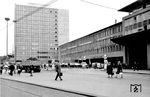 Durch die Bombardierung der Alliierten in den Jahren 1944 und 1945 wurde der alte Essener Hauptbahnhof mit seiner zweischiffigen Bahnhofshalle aus dem Jahr 1902 fast völlig zerstört. In der Nachkriegszeit wurde der Hauptbahnhof im typischen Stil der 1950er Jahre wieder aufgebaut. Bezeichnend für diesen Neubau war, dass die am 15. November 1959 fertiggestellte Empfangshalle nicht mehr vor, sondern unter den Gleisanlagen lag. (1965) <i>Foto: Willi Marotz</i>