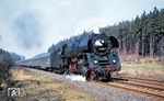 01 0532 führt den D 217 (Paris - Frankfurt - Bebra [ab 11.14 Uhr] - Berlin Stadtbahn) bei Hönebach. (12.04.1971) <i>Foto: Robin Fell</i>