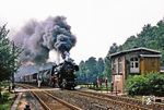 52 8094 (ex 52 4501 vom Bw Bautzen) kachelt am Stellwerk W 2 in Bischofswerda vorbei. Das Stellwerk wurde am 21.12.1979 aufgelassen und im März 1993 abgerissen, die Lok schon im Dezember 1983 in Sangerhausen zerlegt. (13.08.1978) <i>Foto: Wolfgang Bügel</i>