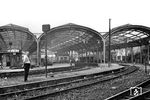 Die nach dem Zweiten Weltkrieg restaurierte Halle des Aachener Hauptbahnhofs war dem Kölner Direktionsfotografen eine Aufnahme wert. Die Bahnsteighalle überspannt insgesamt vier Bahnsteige mit zusammen sieben Gleisen. Auf jedem Bahnsteig befanden sich eine Wartehalle und ein Kiosk, auf Gleis 3/4 bis Ende der 1950er Jahre zusätzlich eine Rot-Kreuz-Station. 1966 wurde der elektrische Zugverkehr zwischen Belgien und Deutschland aufgenommen. Dazu wurde der Aachener Hauptbahnhof zum Systemwechselbahnhof zwischen dem deutschen und dem belgischen Bahnstromsystem umgebaut. Im Zuge dieser Bauarbeiten wurde das Gesicht der Gleisanlagen und der Bahnsteige stark verändert. Die Bahnsteighalle und die Brücke westlich des Bahnhofes behinderten den Umbau. So wurden fast alle Gleise und Bahnsteige neu verlegt. (1952) <i>Foto: Fischer</i>