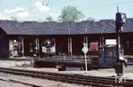 Während die Glanzzeiten des Bw Bebra mit der Elektrifizierung der Nord-Südstrecke vorbei waren, blieb die Bedeutung im grenzüberschreitenden Verkehr mit der Reichsbahn erhalten. Neben der Erfurter 01 0501, die mit D 1100 angekommen war, sonnt sich mit einer 212 auch der Drehscheibenwärter im Bw. (1972) <i>Foto: Dieter Junker</i>