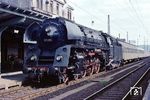 01 525 (ex 01 219) ist in Bebra eingetroffen. Hier wird sie vom Zug gehen und ins nahe Bw bis zur Rückfahrt pausieren. (1967) <i>Foto: Dieter Junker</i>