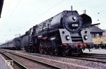 01 528 übernimmt in Bebra den D 1099 nach Leipzig im Bahnhof Bebra. (1967) <i>Foto: Dieter Junker</i>