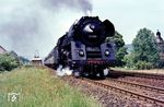 01 525 fährt mit D 1099 durch den Haltepunkt Ronshausen. (1967) <i>Foto: Dieter Junker</i>