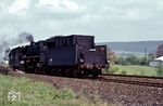 Mit ihrem Güterzugbegleitwagen kehrt 44 1342 bei Ronshausen zurück nach Eisenach. Der auffällige Tender ist ein ehemaliger pr. 2´2´T 31,5, der durch das RAW Meiningen zum pr. 2´2´T 32 umgebaut worden war. Dabei wurde er weitestgehend den Einheitstendern angeglichen, u.a. mit neuem Kohlen- und Kuppelkasten und neuem Werkzeugschrank. Diese Tender kamen meist hinter 44ern zum Einsatz, die ihre Einheitstender den 22ern spenden mussten. Das RAW Zwickau baute auch Tender für die Baureihe 58.30 um, der Umbau ging aber nicht so weit, denn mehr Teile wurden original belassen.  (1967) <i>Foto: Dieter Junker</i>