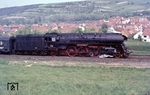 01 528 mit dem D 217 aus Paris Est vor den Häusern von Ronshausen. (1967) <i>Foto: Dieter Junker</i>