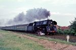 01 528 hat mit D 218 bei Obersuhl soeben die deutsche/deutsche Grenze passiert, die knapp einen Kilometer entfernt lag und befindet sich auf dem Weg nach Bebra.  (1967) <i>Foto: Dieter Junker</i>