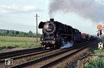 44 1342 vom Bw Eisenach mit einem Güterzug nach Bebra bei Obersuhl. Das Zugende dürfte sich gerade noch in der DDR befinden. Das Einfahrvorsignal gehört bereits zum Bahnhof Gerstungen. (1967) <i>Foto: Dieter Junker</i>