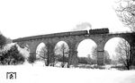 95 0020 mit einem Personenzug nach Eisfeld auf dem Viadukt Mengersgereuth zwischen Mengersgereuth-Hämmern Ost (früher Forschengereuth) und Mengersgereuth-Hämmern. (01.1978) <i>Foto: Burkhard Wollny</i>