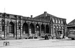 Vom einst stattlichen Empfangsgebäude in Landau/Pfalz Hbf blieben nach Ende des Zweiten Weltkriegs nur die Außenmauern stehen. Die Reste nahmen einige Jahre noch provisorisch die Betriebsfunktionen wie Bahnhofsverwaltung, Fahrkartenausgabe oder Gepäckabfertigung auf. Erst 1962 wurde es durch einen Neubau ersetzt.  (1955) <i>Foto: BD Mainz, Slg. W. Löckel</i>