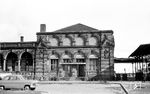 Die wichtigste Institution im Landauer Bahnhof hatte Mitte der 1950er Jahre auch wieder geöffnet: Die Bahnhofsgaststätte. (1955) <i>Foto: BD Mainz, Slg. W. Löckel</i>