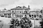 Und so sah das Landauer Empfangsgebäude vor der Zerstörung aus. Das zweite Empfangsgebäude wurde am 24. Dezember 1877 in Betrieb genommen, war in Stilformen der italienischen Spätrenaissance errichtet und gehörte zu den prächtigsten Bauwerken der pfälzischen Eisenbahnen. In Richtung Vorplatz betonten Rundbögen in der Erdgeschosszone die repräsentative Länge der Gebäudefront. (1912) <i>Foto: RBD Mainz, Slg. W. Löckel</i>