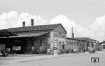Der Bahnhof Frankenthal hatte zwar bis auf einige Schäden im Dachbereich den Zweiten Weltkrieg halbwegs gut überstanden, das 85 Jahre alte Empfangsgebäude aus dem Jahr 1870 empfand die BD Mainz aber nicht mehr als zeitgemäß. Kurz vor dem Abriss dokumentierte der BD-Fotograf das alte Gebäude nochmals aus allen Lagen und Richtungen. (1957) <i>Foto: BD Mainz, Slg. W. Löckel</i>