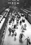 Hochbetrieb im Stettiner Bahnhof von Berlin. Der rechte Zug ist der eingefahrene D 16 aus Warnemünde. (1929) <i>Foto: RVM</i>