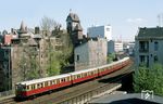 Ein S-Bahnzug (BR 275) zwischen Berlin-Zoo und -Savignyplatz. (26.04.1987) <i>Foto: Michael Krolop</i>