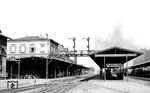 Blick in den Bahnhof Neustadt/Weinstraße mit dem 1866 fertiggestellten zweiten Empfangsgebäude des Bahnhofs. Auch der restliche Charme des Bahnhofs scheint im 19. Jahrhundert stehen geblieben zu sein. (1958) <i>Foto: BD Mainz, Slg. W. Löckel</i>