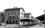 Der Bahnhof Schifferstadt wurde am 11. Juni 1847 mit dem ersten Streckenabschnitt der „Pfälzische Ludwigsbahn“ genannten Ost-West-Magistrale zwischen Neustadt und Ludwigshafen eröffnet. Zeitgleich folgte der Anschluss der Stichstrecke nach Speyer. Dadurch wurde Schifferstadt zum ersten Eisenbahnknotenpunkt innerhalb der Pfalz. 1922 erfolgte die Eingliederung des Bahnhofs in die neu gegründete Reichsbahndirektion Ludwigshafen. Im Zuge deren Auflösung zum 1. April 1937 wechselte er in den Zuständigkeitsbereich der Mainzer Direktion, wo er auch nach dem Zweiten Weltkrieg verblieb. Das ursprüngliche Empfangsgebäude (Foto), das bereits in den Jahren nach dem Zweiten Weltkrieg Alterserscheinungen aufwies, wurde 1964 abgerissen und durch einen schlicht gehaltenen Nachfolger ersetzt. (1958) <i>Foto: BD Mainz, Slg. W. Löckel</i>