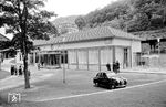 Das ursprüngliche Empfangsgebäude von Lambrecht (Pfalz) war ein Sandsteingebäude mit zwei Geschossen (vgl. Bild-Nr. 67641). Es entsprach vom Baustil her demjenigen, der in der Pfalz vor allem in der zweiten Hälfte des 19. Jahrhunderts bei Bahnhöfen üblich war. Im Zweiten Weltkrieg fiel es einer Brandstiftung zum Opfer. Das heutige Empfangsgebäude wurde 1957 fertiggestellt, hier ein Bild von der Einweihung, befindet sich an der Stelle seines Vorgängers und ist kleiner als dieses ausgeführt. Im Untergeschoss fand der Verkauf von Fahrkarten sowie die Abfertigung von Expressgut und Gepäck statt. Der Haupteingang befand sich genau wie der Warteraum in der Mitte des Stockwerks. Im östlichen Flügel befand sich eine Gaststätte samt Nebenräumen.  (1957) <i>Foto: BD Mainz, Slg. W. Löckel</i>